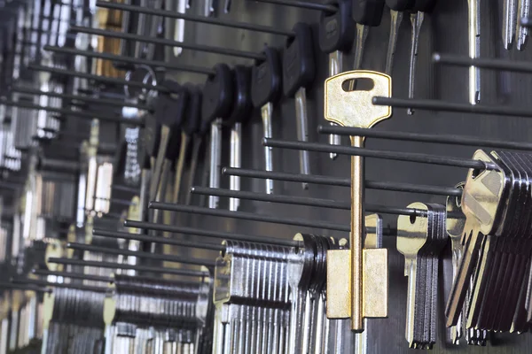 Toetsen voor het snijden in een workshop — Stockfoto