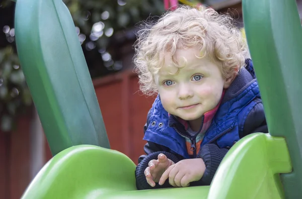 Bonito menino loiro no parque infantil — Fotografia de Stock