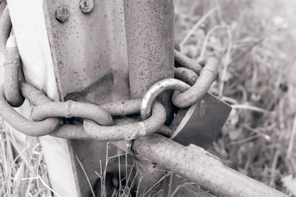 Rusty chain locked with a padlock — Stock Photo, Image