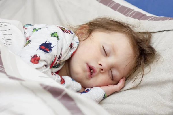 Больная девочка в постели — стоковое фото