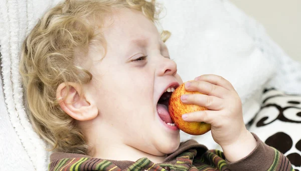 Lindo chico rubio con manzana — Foto de Stock