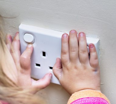 Çocuk ellerinde elektrik prizleri
