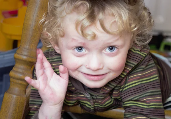 Niño bajo una silla — Foto de Stock