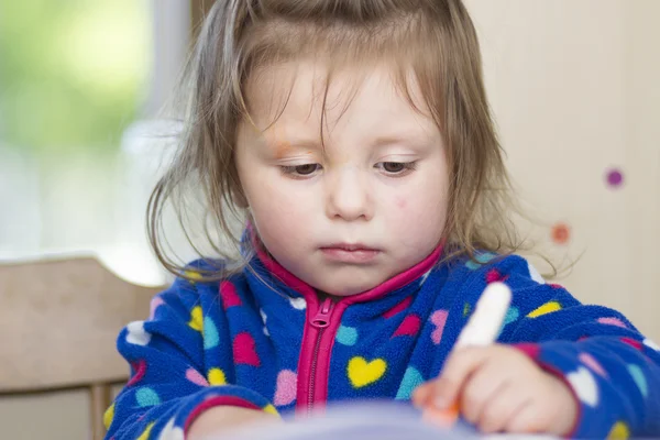 Küçük kız kimin yüzü boya ile okunmuyor — Stok fotoğraf
