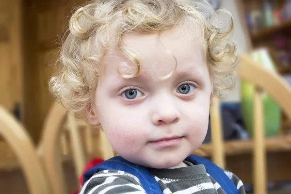 Pequeño niño pensativo — Foto de Stock