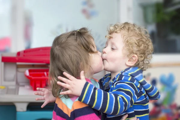 Petit garçon embrasser une petite fille — Photo