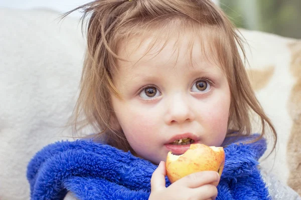 Cute dziewczynka z jabłkiem — Zdjęcie stockowe