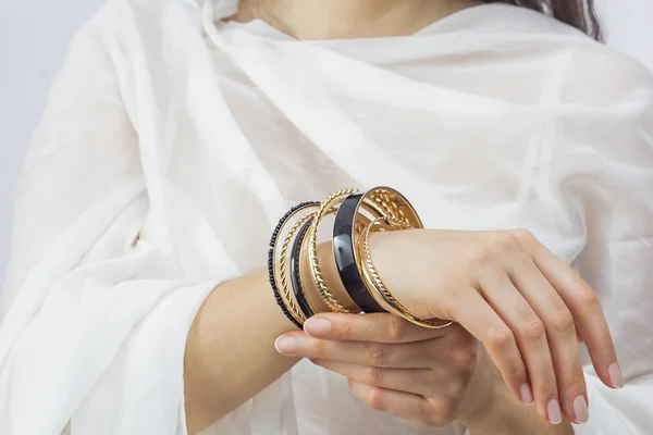 Mains de fille avec des bracelets dorés — Photo