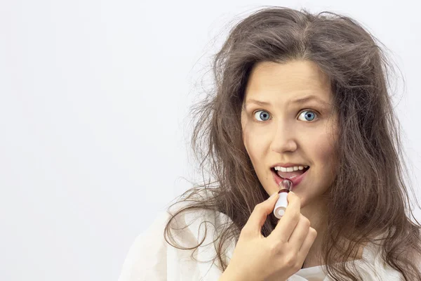 Mujer joven con lápiz labial — Foto de Stock