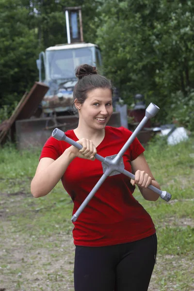 Junge Frau mit einem großen Schraubenschlüssel — Stockfoto