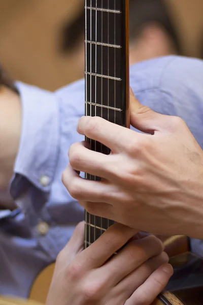 Akustisk gitarr greppbrädan och unga manliga händer — Stockfoto