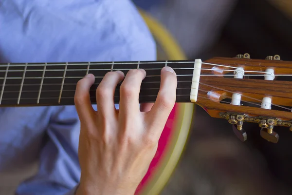 Gitara akustyczna podstrunnicy i młody mężczyzna dłoni — Zdjęcie stockowe