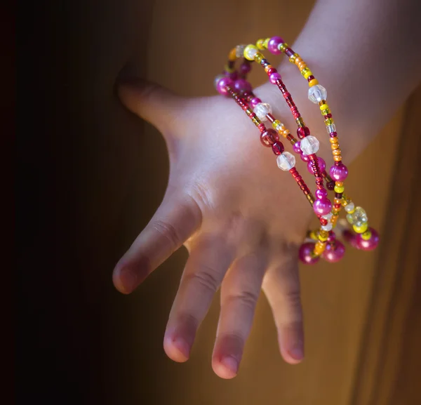 Meisjes hand met armbanden — Stockfoto