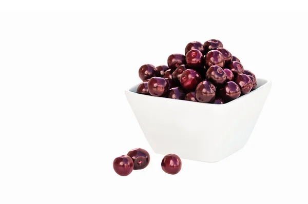 Zralé višně v bílé misce — Stock fotografie
