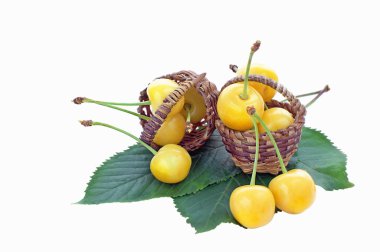 Sarı kiraz ile iki küçük sepetleri