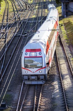 Elektrikli tren rayları arka planda
