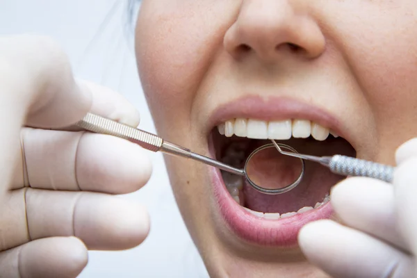 Młoda kobieta o jej zęby badane — Zdjęcie stockowe