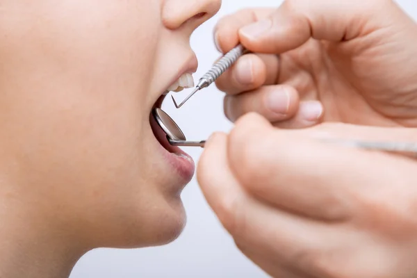 Jovem fêmea com os dentes examinados — Fotografia de Stock