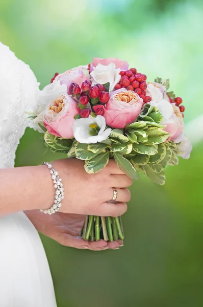 花嫁の手の中の美しいカラフルな結婚式の花束 — ストック写真