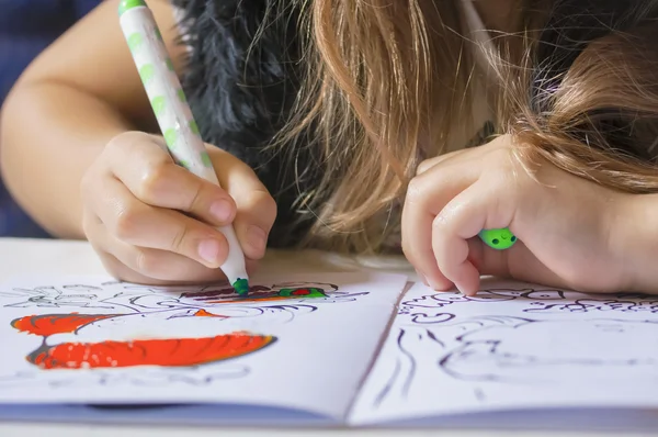 Las muchachas por el dibujo sobre el papel con el marcador — Foto de Stock