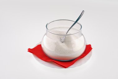Uçan daire kırmızı peçete ile bir kaşık ile cam kapta şeker