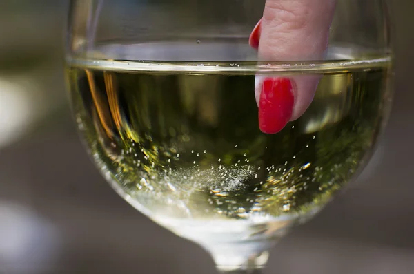 Dito Donna Con Chiodo Rosso Bicchiere Vino Con Vino Bianco — Foto Stock