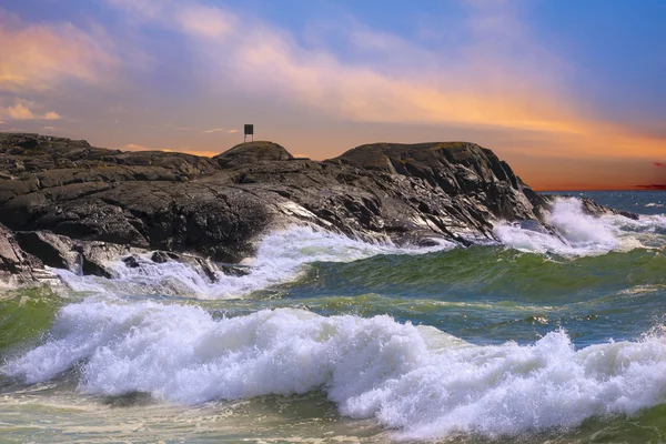 Rocky vågiga seashore — Stockfoto