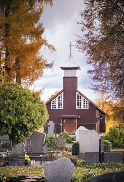 Igreja de madeira no cemitério — Fotografia de Stock