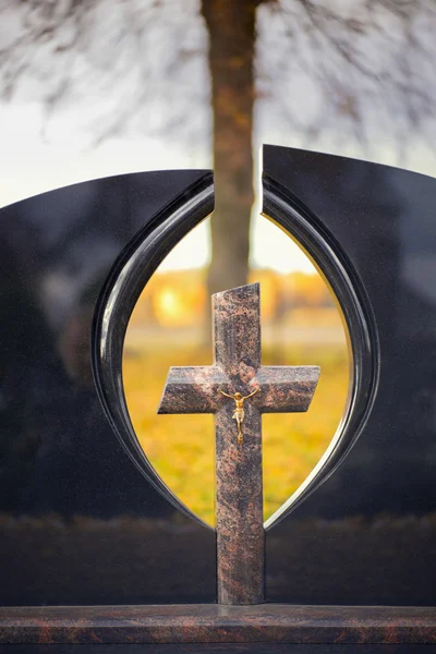Cruz de mármore preto com uma escultura de Cristo crucificado — Fotografia de Stock