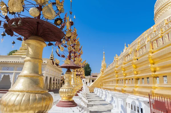 Perto do templo de ouro em Mianmar — Fotografia de Stock