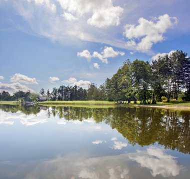 Göl kıyısı iskelede ile ahşap ev