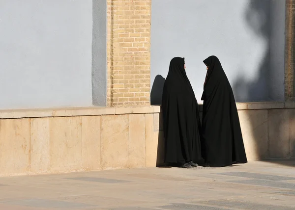 Dwa muzułmańskich dama dyskusja — Zdjęcie stockowe
