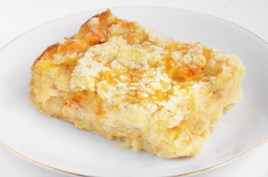 Elmalı turta beyaz bir plaka üzerinde bir parça