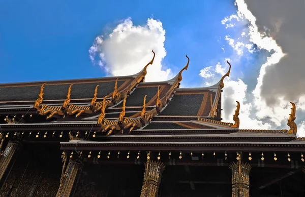 Templo telhado na Tailândia com céu azul — Fotografia de Stock