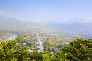 Bir Luang Prabang manzarada bir sis