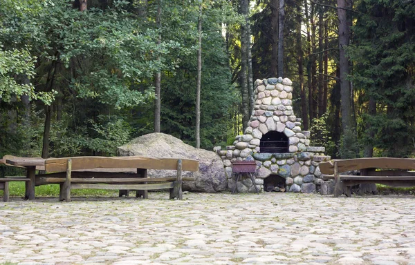 在农村的宅基地的石头壁炉 — 图库照片
