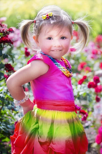 Niña con un colorido vestido de arco iris — Foto de Stock