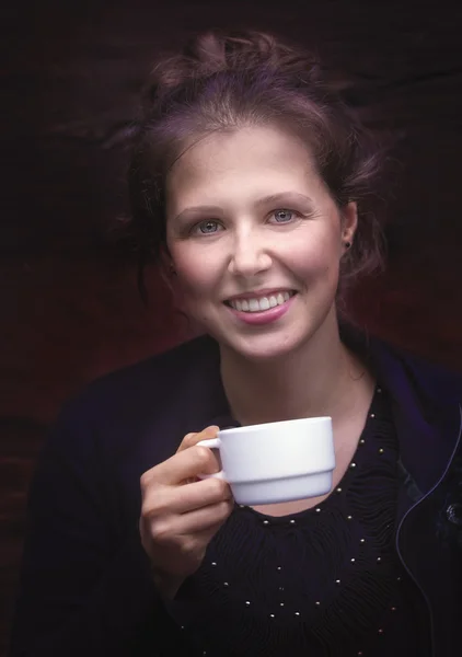 Retrato de una joven sonriente con una taza blanca —  Fotos de Stock