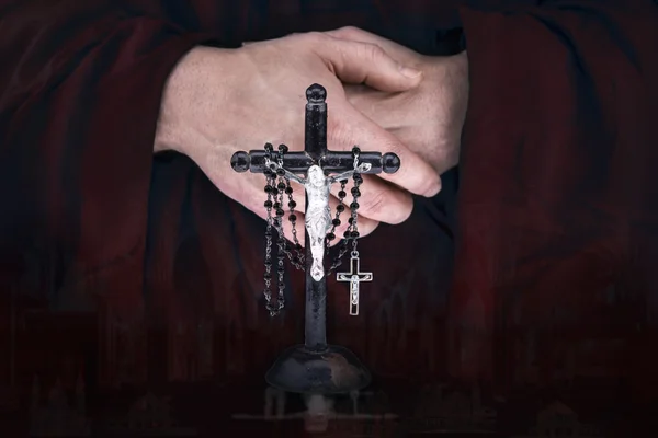 Mãos do monge de mistério com uma capa, crucifixo e um Rosário de preto — Fotografia de Stock