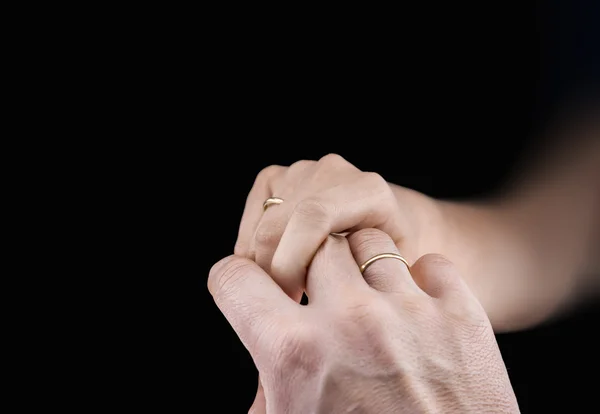 Mãos de homem e mulher com anéis de casamento — Fotografia de Stock