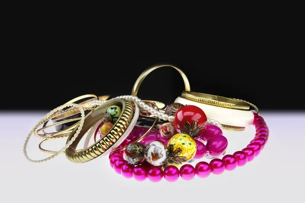 Bracciali e perline d'oro — Foto Stock