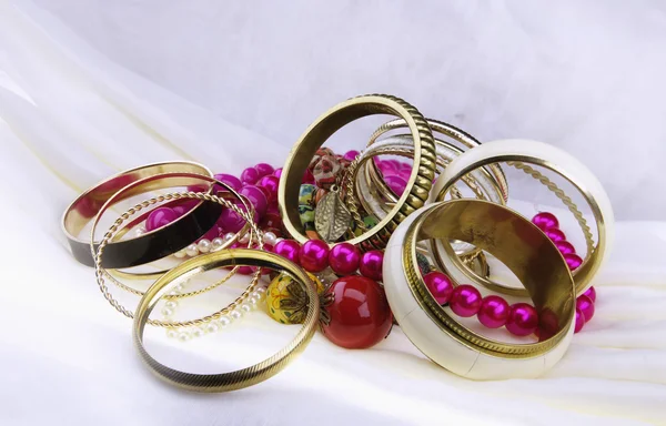 Bracelets et perles dorées — Photo