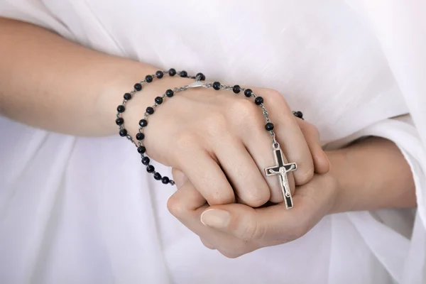 Las manos de una joven con un rosario — Foto de Stock