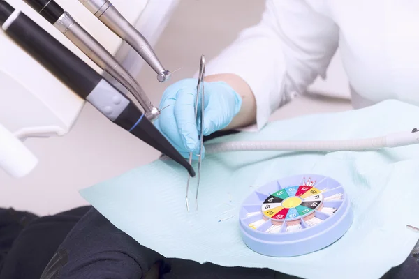 Mano del dentista con guanto e strumenti del dentista — Foto Stock