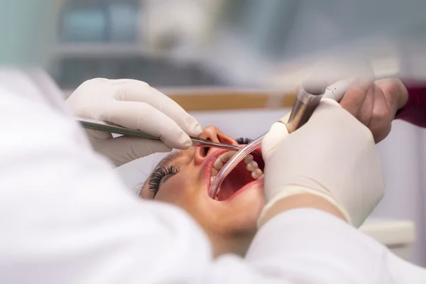 Läkare gör tandvård till hans patient på klinik — Stockfoto