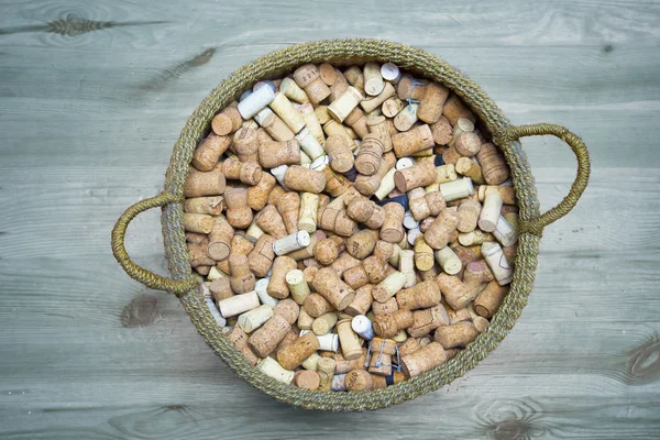 Cesta de mimbre con tapones de vino —  Fotos de Stock