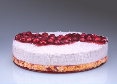 Çilek ve Hindistan cevizi ile ev yapımı çiğ cheesecake 
