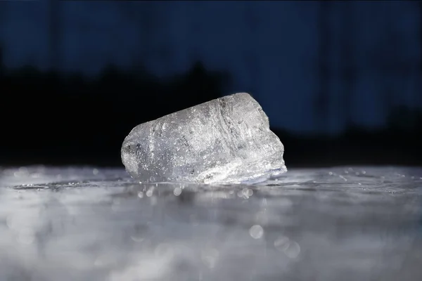 Pieza Hielo Derretida Sobre Fondo Oscuro — Foto de Stock