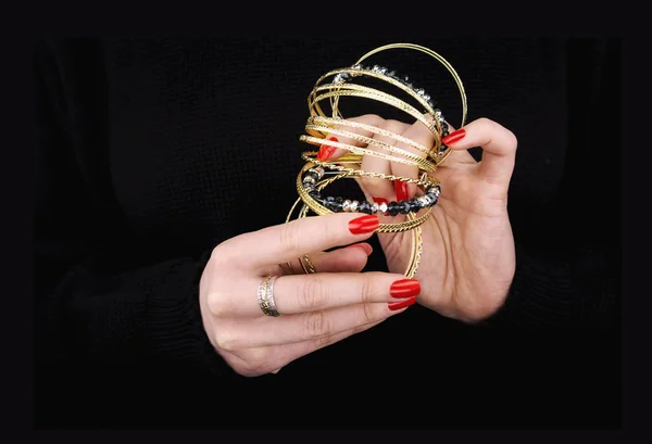 As mãos da mulher com pulseiras douradas — Fotografia de Stock