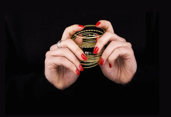 As mãos da mulher com pulseiras douradas — Fotografia de Stock